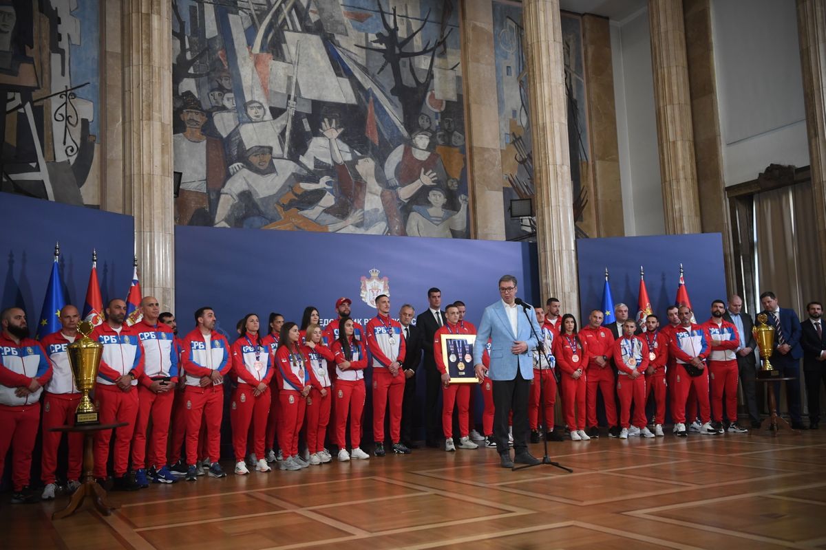 Predsednik Vučić sa delegacijom Bokserskog saveza Srbije, članovima stručnog štaba i bokserske reprezentacije Predsednik Vučić sa delegacijom Bokserskog saveza Srbije, članovima stručnog štaba i bokserske reprezentacije